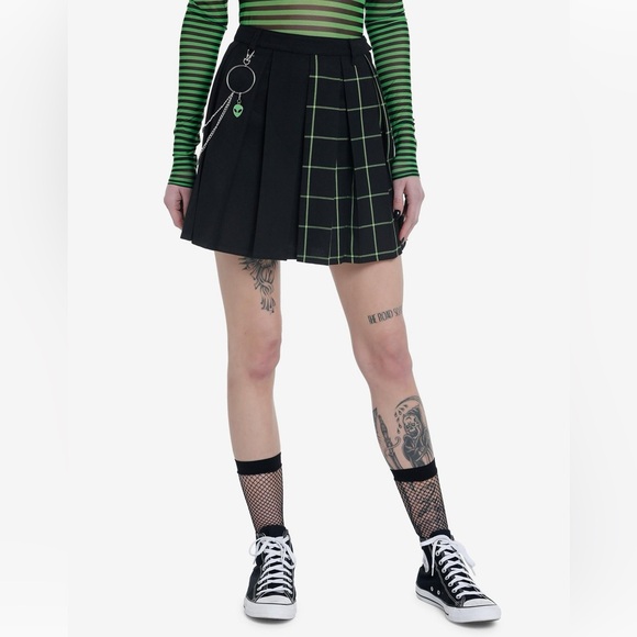 Hot Topic Dresses & Skirts - Hot Topic Pleated Mini Green And Black Grid Chain Skirt Goth Punk Emo Alt Size M